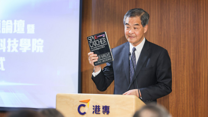 梁振英指香港人普遍缺乏国家观念，部分人仍将内地讲成「中国」。