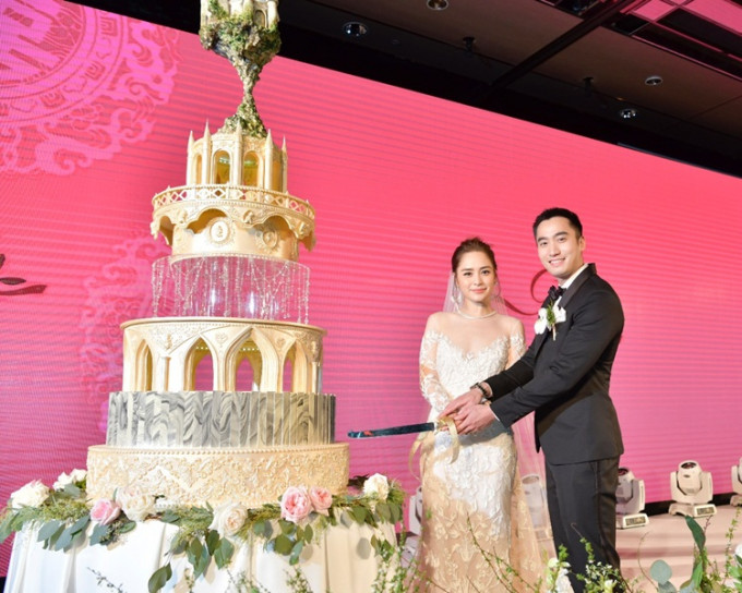 一對新人切祖兒與阿Sa送的價值24萬結婚蛋糕。