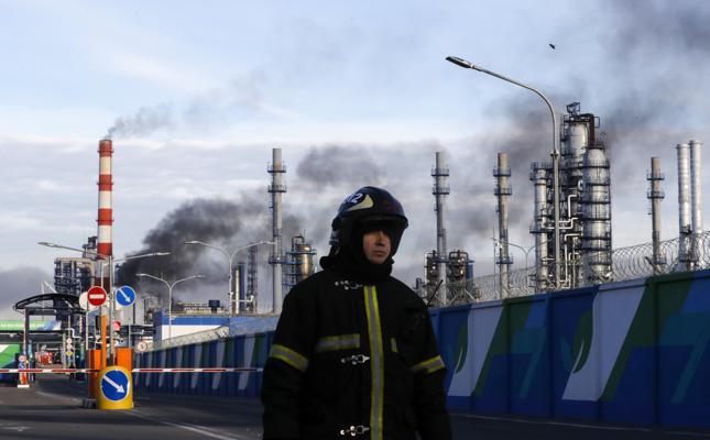 俄罗斯莫斯科一座炼油厂发生大火，一个触媒裂解单位因此关闭。网上图片