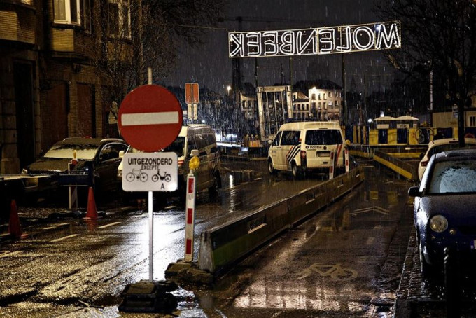 比利时警方在莫伦贝克区进行大规模反恐行动。