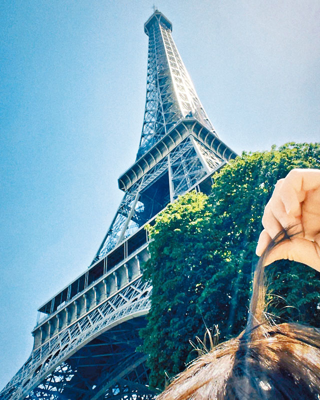 姜濤在巴黎鐵塔下扯高頭髮自拍，好可愛。