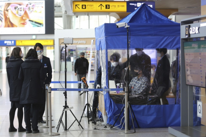 南韓鐵路公司的員工在首爾火車站檢測乘客的體溫。AP