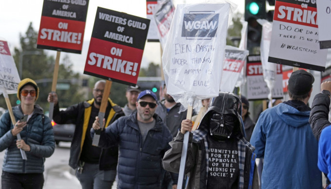 美国荷里活演员工会以及编剧工会，发动63年来最大罢工。 美联社