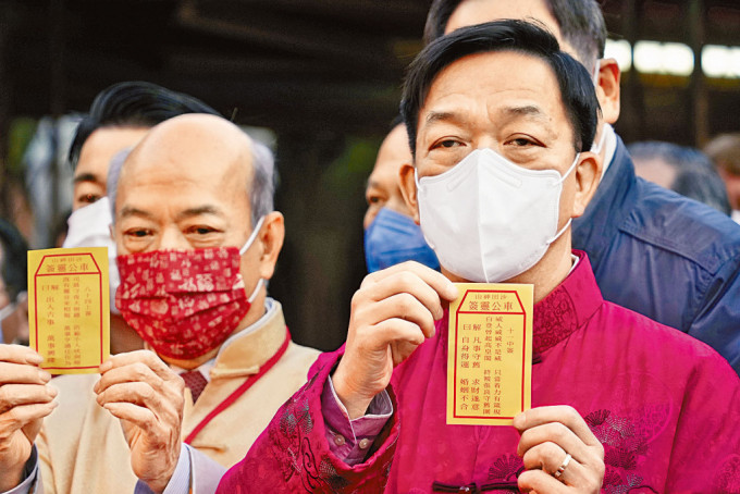 乡议局主席刘业强昨日大年初二按照传统习俗，到沙田车公庙为香港求得第十一号中签。