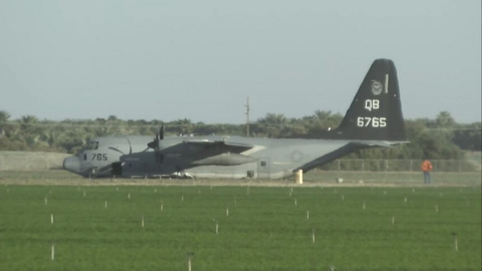 美軍派出直升機前往空中加油機迫降地點救援。 U.S. Naval Institute Twitter 圖片