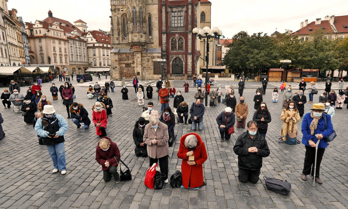 疫情揮之不去，捷克大批民眾聚集祈禱。AP