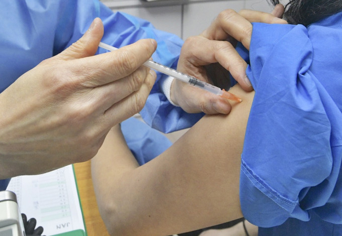 食衛局指衛生署醫生職系疫苗接種率達87%。 資料圖片