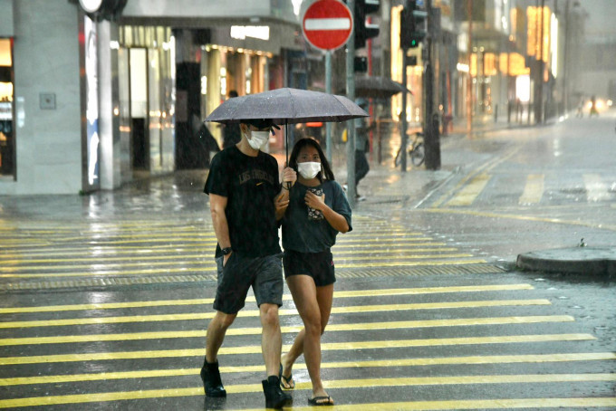 本港今早普遍錄得超過80毫米雨量，預測下午及今晚多雲，間中有驟雨。