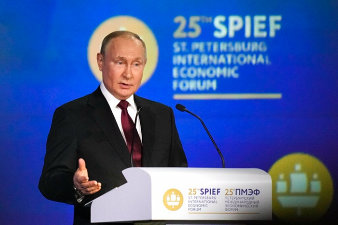 普京出席日前在圣彼得堡举行的国际经济论坛。AP图片