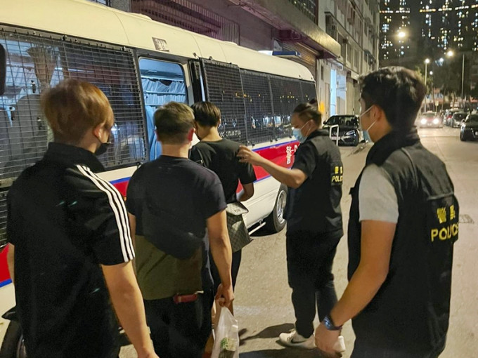 警方于荃湾一个工厦单位捣破一个非法赌档，拘捕7人。警方图片
