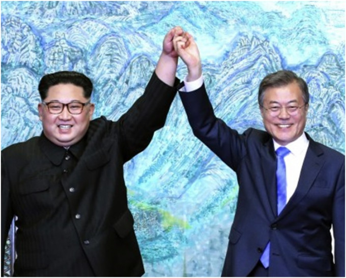 金正恩與文在寅在4月27日高峰會後簽署了《板門店宣言》。