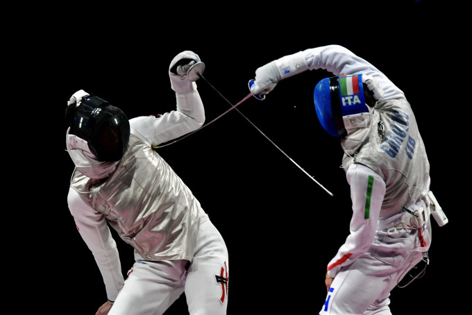 张家朗(左)击败意大利加罗素首夺奥运花子花剑金牌。记者梁柏琛东京直击