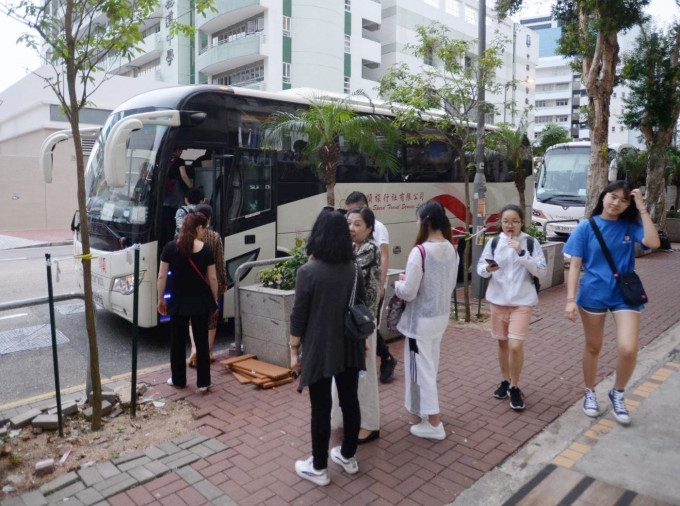 不少旅行团在土瓜湾及九龙城码头附近用膳及购物。