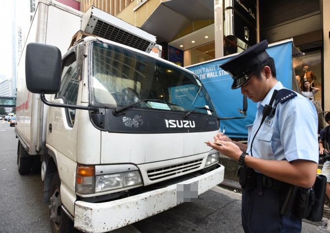 警方明日起进行全港执法行动，加强票控违例货车。资料图片