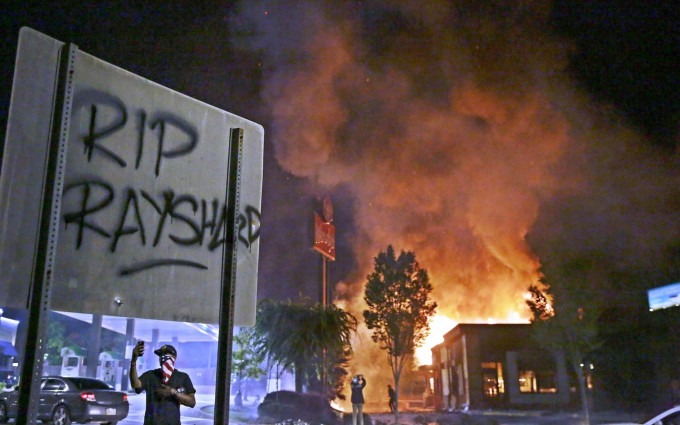 阿特兰大发生一宗黑人被警察杀死的案件，示威者放火烧毁事发地点快餐店Wendy's。AP