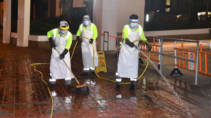 清洁工在葵涌邨进行消毒工作。资料图片