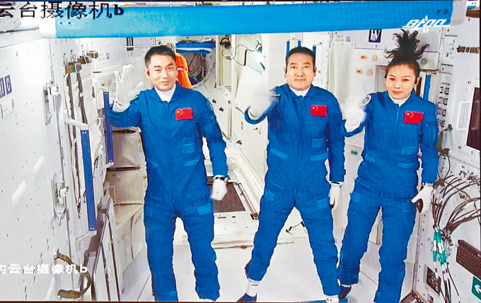 ■太空人翟志刚（中）、王亚平（右）、叶光富昨日顺利进入太空站。