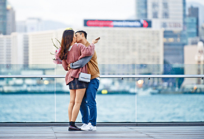 香港歷經3年疫情終見曙光，情侶有望在防疫鬆綁後街上再擁抱熱吻。