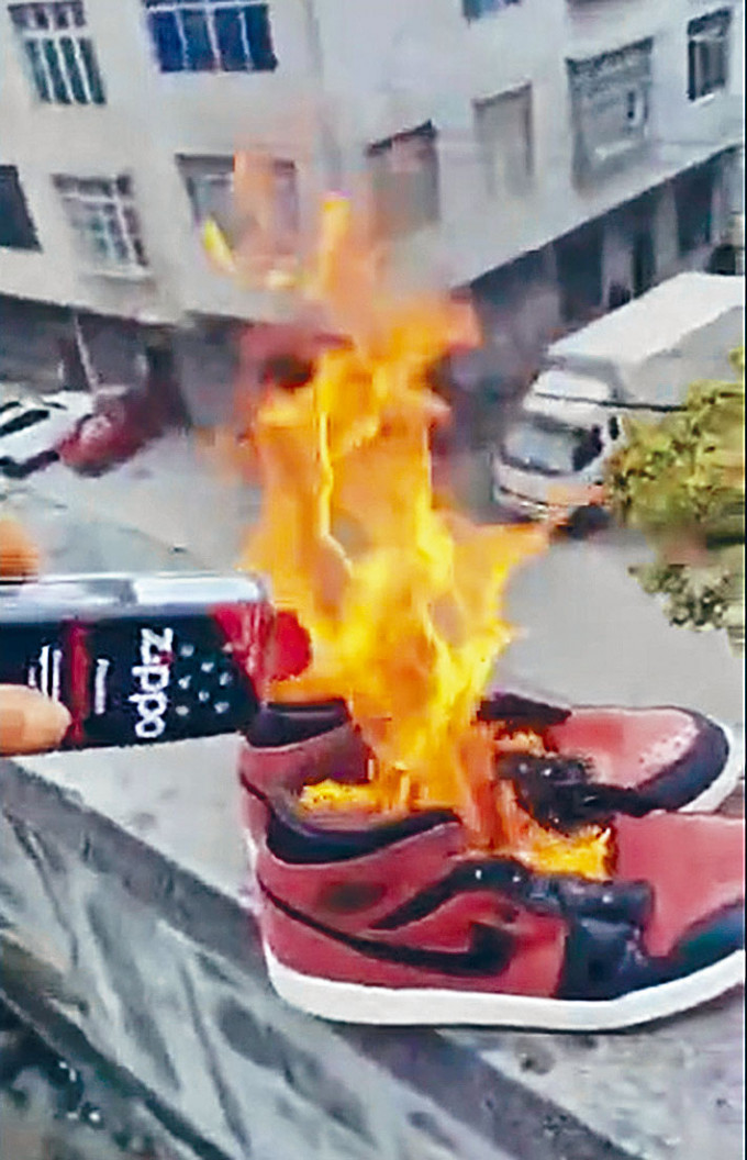 新疆棉事件发生后，有网民疑焚烧涉事公司的商品泄愤。