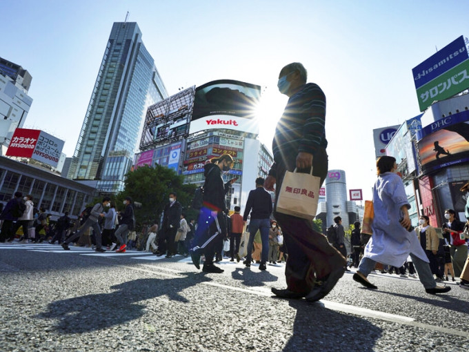 日本共同社報道，當地感染人數急速上升的勢頭持續，令第四波疫情爆發的可能性增加。AP圖片