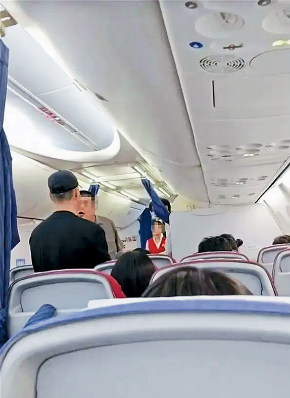 乘客同机组人员交涉。