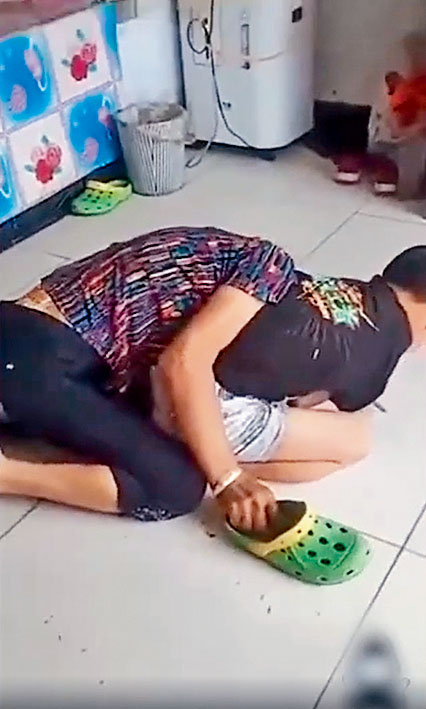 黑龍江男童反抗體罰，雙手勒住祖母脖子。