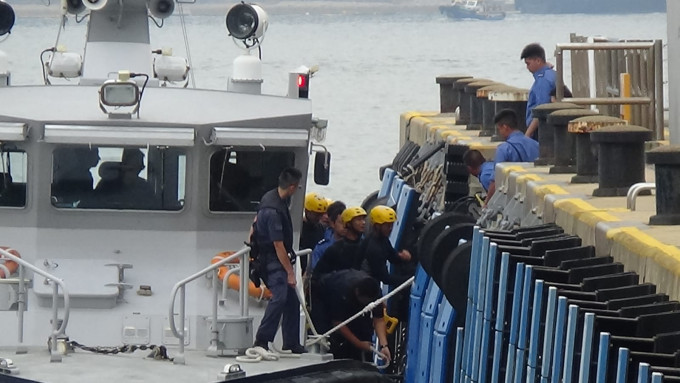 西貢吊鐘洲翻船5人墮海,，由水警及消防救起。