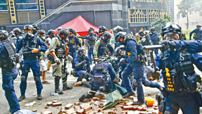 2019年11月理大围城中，多名示威者被捕。 资料图片