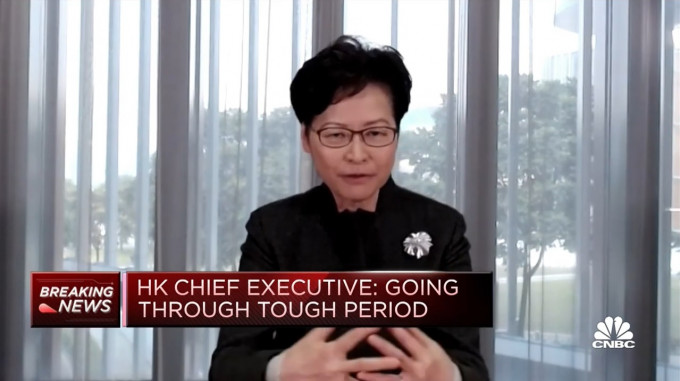 林鄭月娥接受美國CNBC訪問承認香港經歷艱難時期。節目截圖