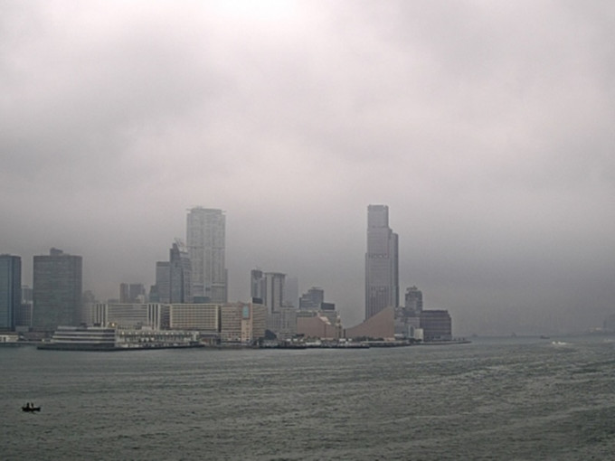 预测今日多云有几阵骤雨。天文台图片