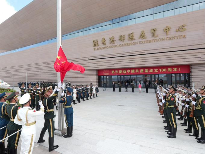 駐香港部隊展覽中心開放啓動儀式今日在昂船洲軍營舉行。