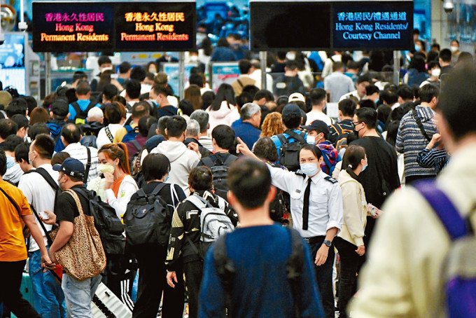 深圳边检估计，深圳各口岸出入境人数单日高峰或将突破70万人次，日均客流60万人次左右。