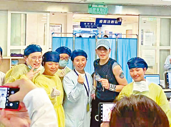 ■台灣歌手蕭敬騰在上海接種疫苗。