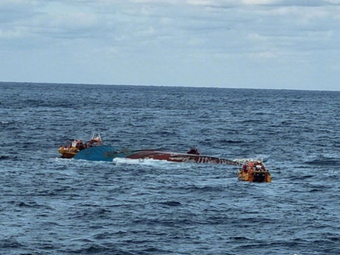 中国渔船韩海域沉没， 增至4死2人仍失踪。