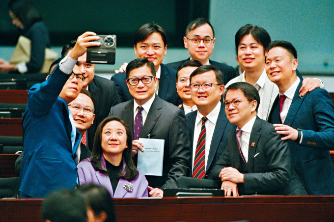 23条立法顺利通过后，保安局局长邓炳强与多名议员合照留念。