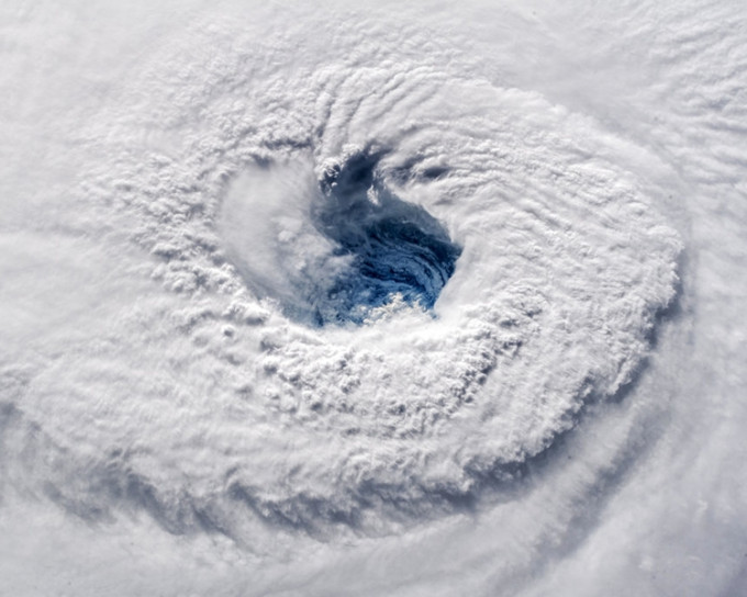 颶風「弗洛倫斯」減弱為1級颶風，最高風力時速降至150公里。AP
