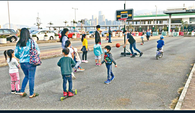 ■紅磡碼頭前面的巴士總站搬遷後，騰出的空地吸引了附近街坊到此遊樂玩耍。