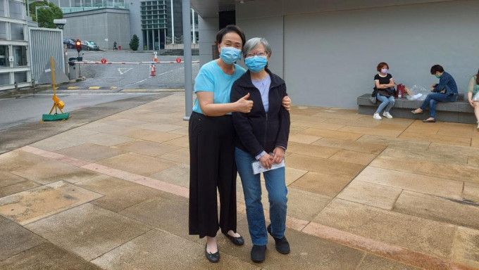 何秀蘭（右）今早刑滿出獄，民主黨前主席劉慧卿等人到場迎接。FB圖片
