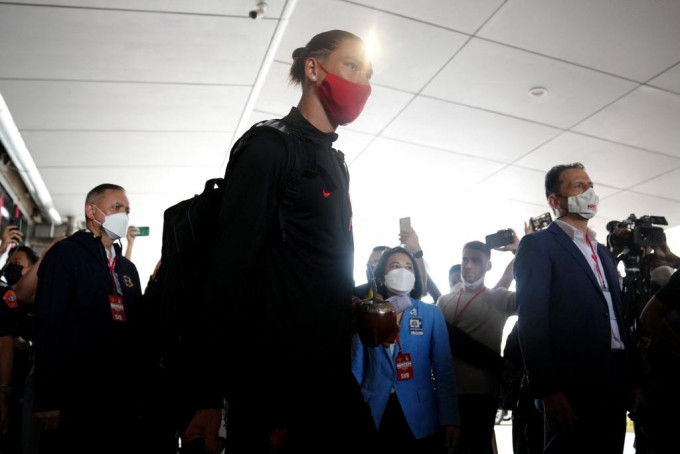 达云纽尼斯（中）随利物浦大军远征亚洲，早前抵达曼谷机场。Reuters