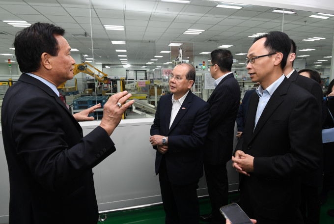 张建宗（中）率领代表团到访一间在厦门投资建厂的港资企业。