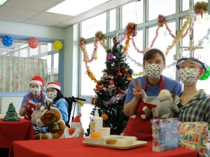 医护人员打扮成「圣诞老人」，为留院儿童送上圣诞礼物。