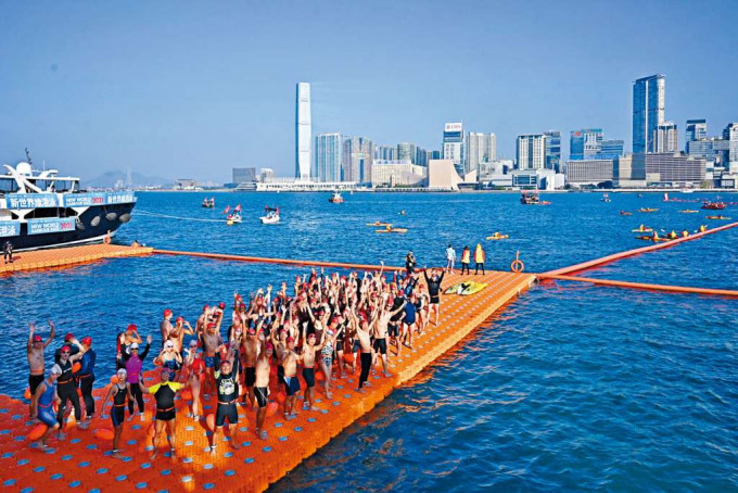 ■因疫情闊別兩年的新世界維港泳昨日復辦。根據大會公布，最後有一千二百人參加。