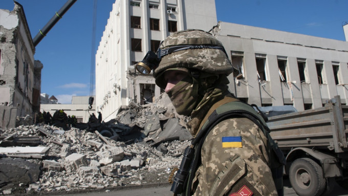 乌克兰武装部队总司令扎卢兹尼的声明指，乌军严守国际人道法的规范。美联社资料图片