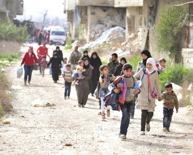 敘利亞平民在「人道停火」生效期間疏散。AP