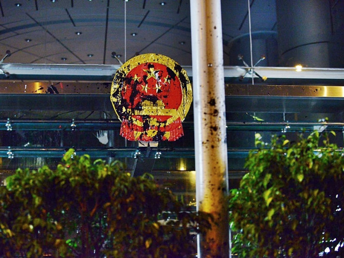 721当晚，中联办国徽遭人泼漆。资料图片