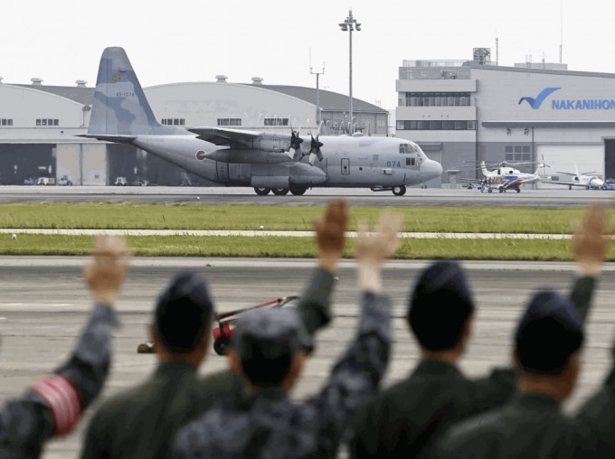 圖為日本派出軍機撤離在蘇丹的日本公民。路透社