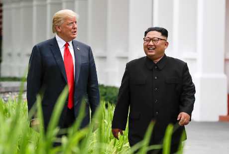（左起）特朗普起程前往越南，出席與金正恩舉行的第二次峰會。AP