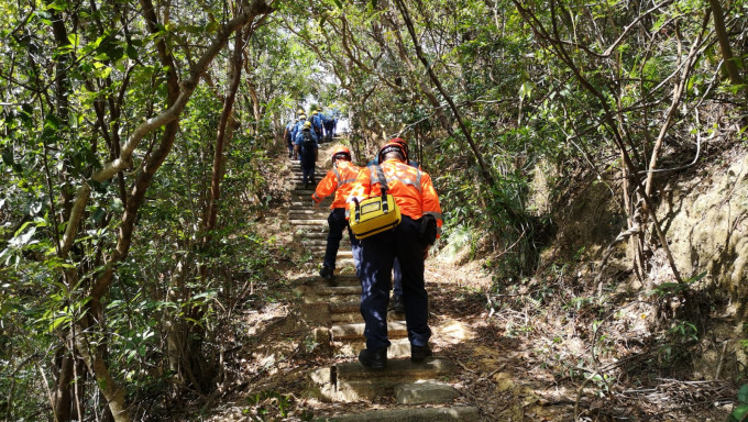 消防再派登山队上山搜救，另一名在飞鹅山迷路的男子。梁国峰摄