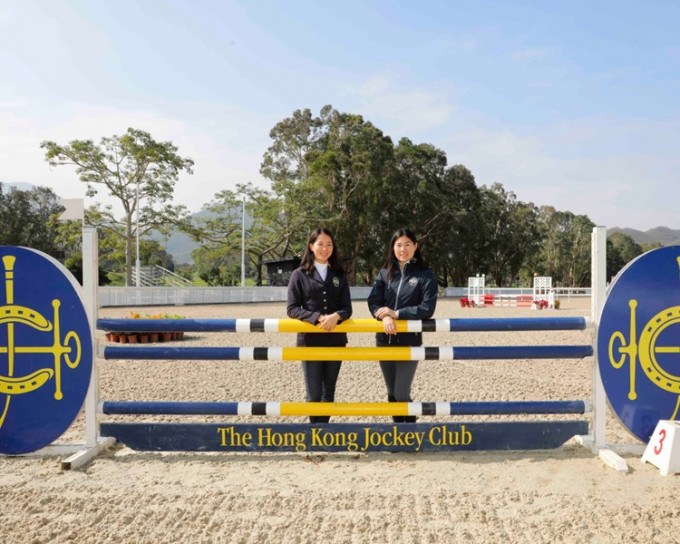 代表香港出戰的馬會馬術隊隊員賴楨敏（左）和梁巧羚（右），分享備戰情況。