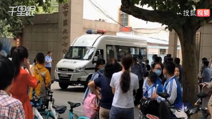 西安市一名小一男學生在校園內被車撞倒，搶救無效死亡。網上影片截圖